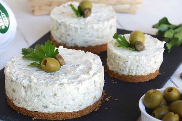 Mini-cheesecake aux olives vertes
