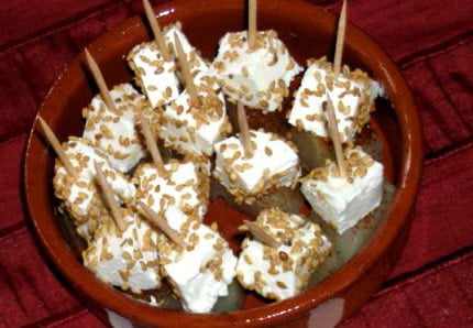 amuses-bouche de fromage de chèvre frais et de sésame