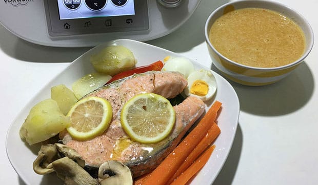 Saumon cuit à la vapeur à la sauce de légumes avec Thermomix