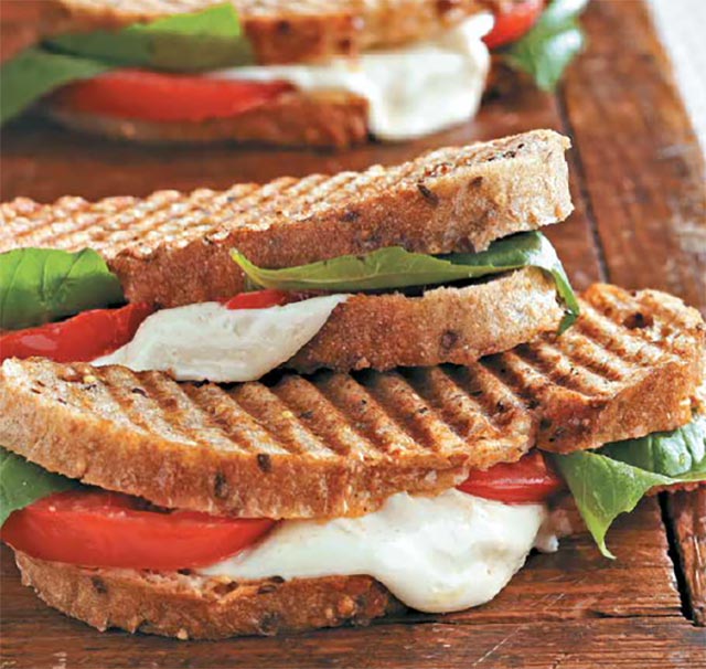 Paninis aux tomates et à la mozzarella