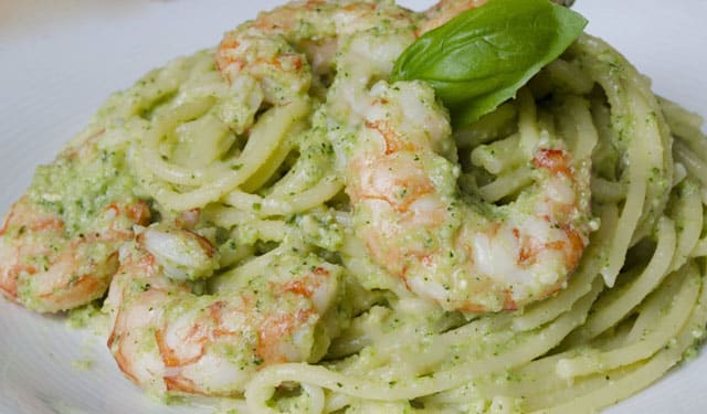 pâtes au pesto de courgettes et aux crevettes