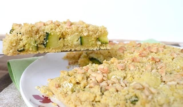 crumble aux courgettes, chèvre et jambon WW, un savoureux plat facile et simple à faire à base de courgette et de fromage de chèvre avec un crumble salé croustillant au bon goût de parmesan.