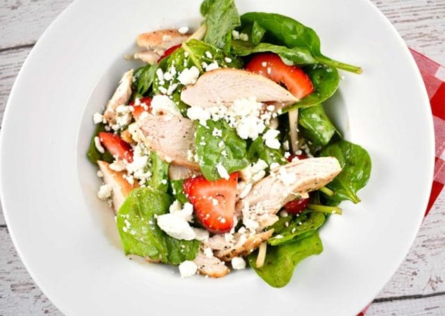 Salade de poulet aux épinards et aux fraises
