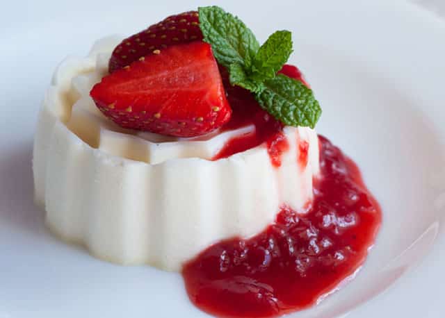 Panna Cotta Légère au Coulis de Fraises WW