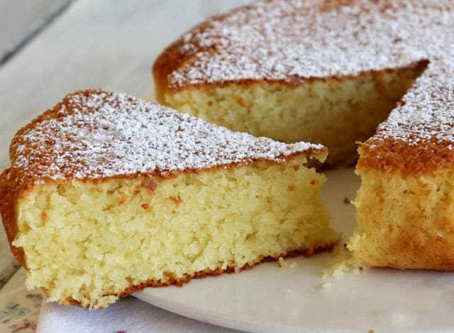 gâteau à la noix de coco et au yaourt au Thermomix, un savoureux gâteau moelleux à souhait et ultra fondant à la noix de coco, très facile et rapide à faire au thermomix