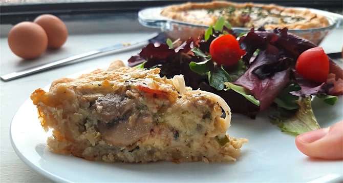 Quiche sans pâte aux champignons, poireaux et crème