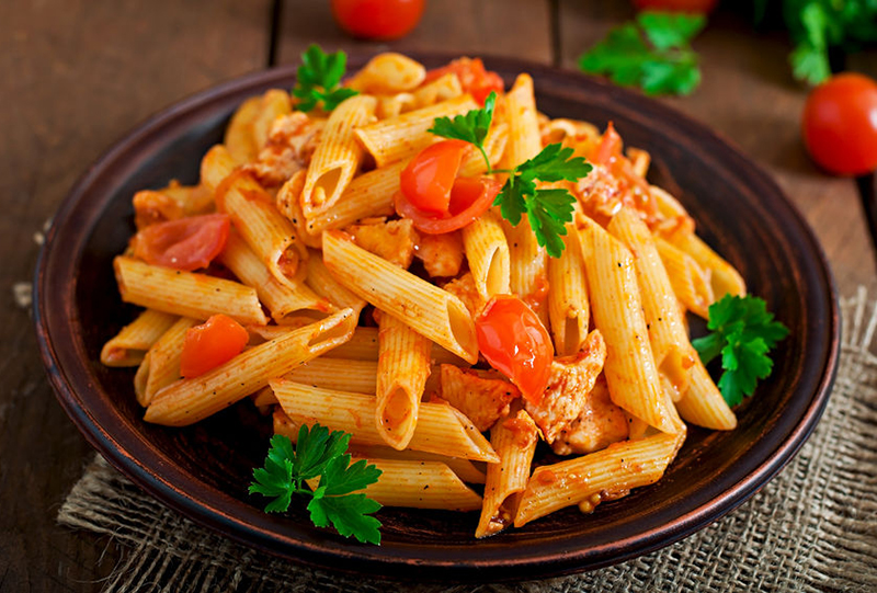 Pennes à la sauce tomate et blanc de poulet