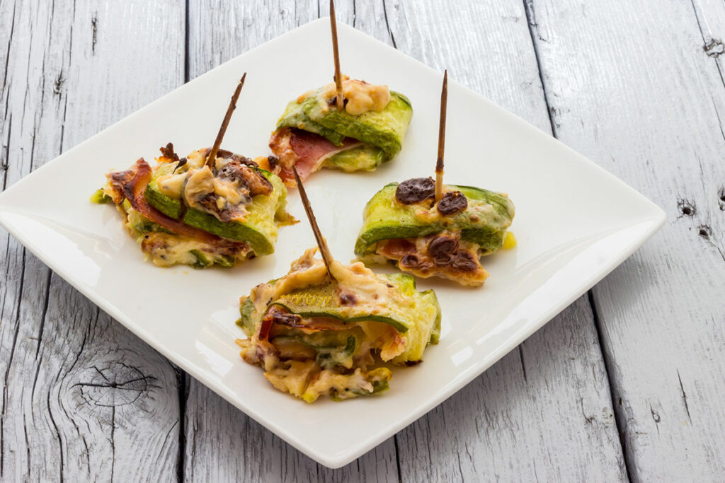 Rouleaux grillés de courgettes au saumon et au fromage