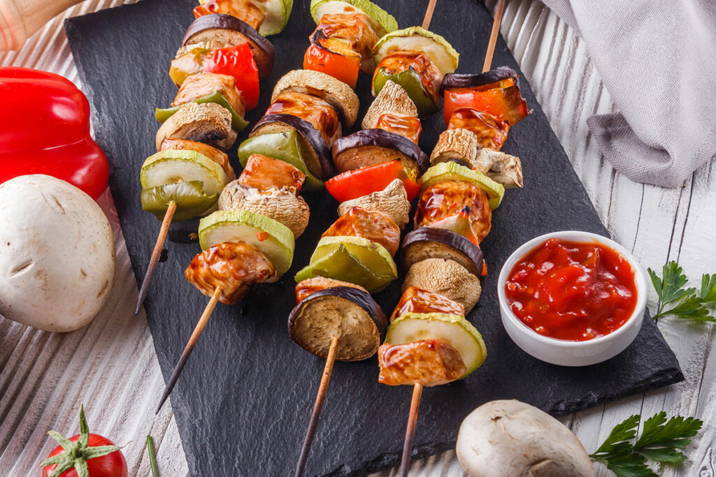 Brochettes de viande et légumes au four