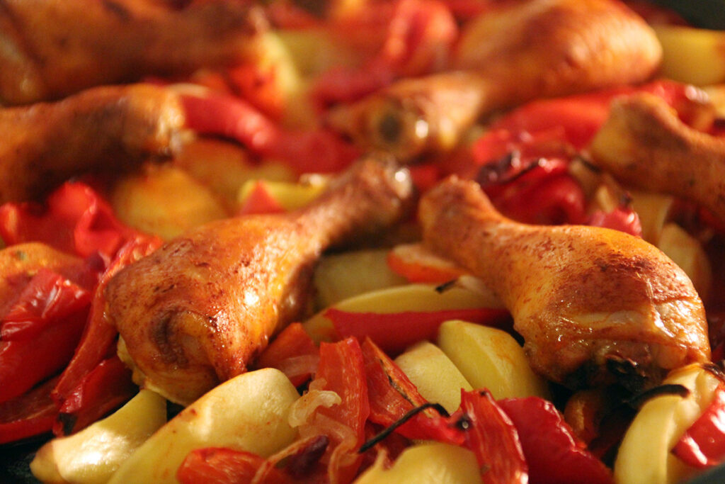 Morceaux de poulet en papillote avec légumes et sauce légère