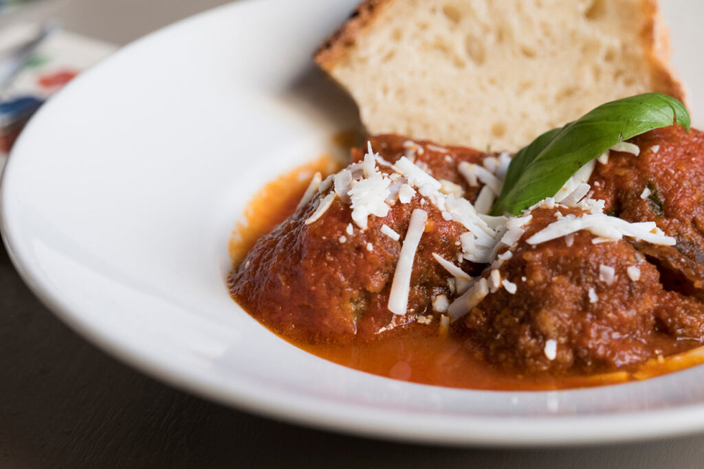 Boulettes d'aubergine au fromage saucées à la tomate