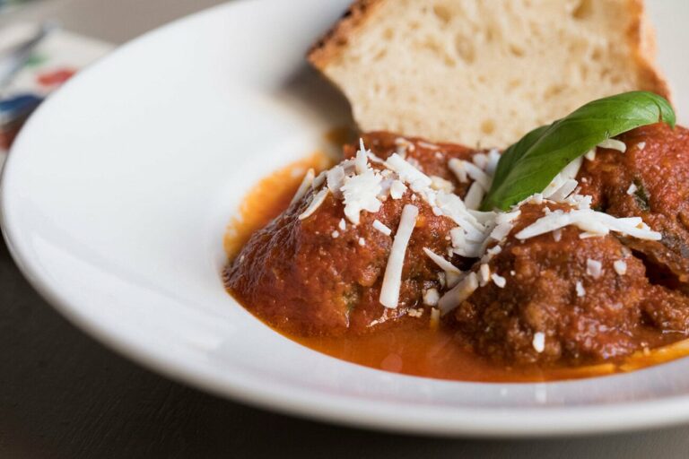 Boulettes d'aubergine au fromage saucées à la tomate