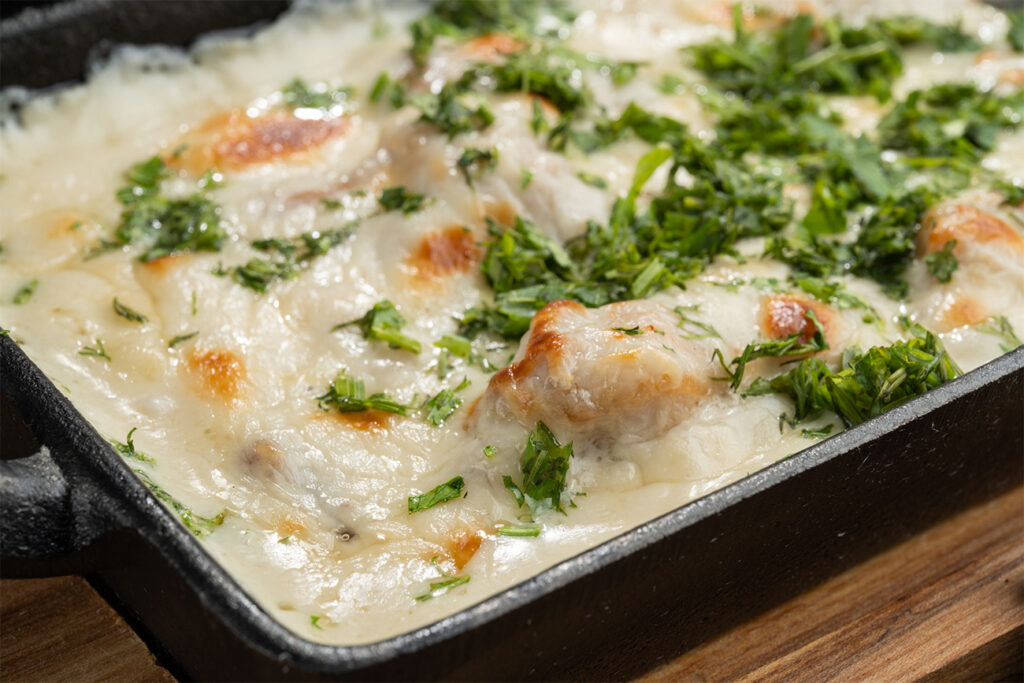 Gratin de poulet à la crème et aux champignons