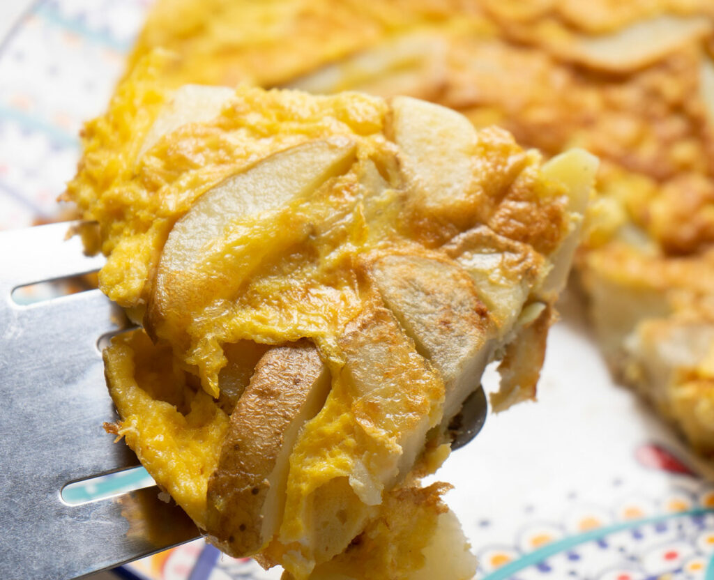 Omelette aux pommes de terre et oignons